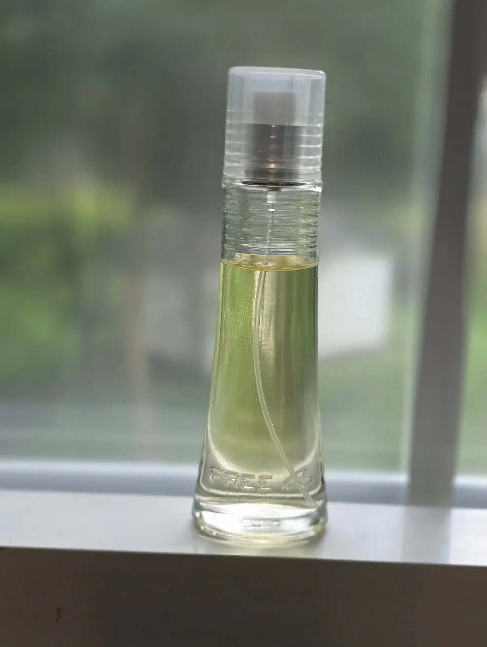 🌸 Avon Clear Glass Spray Bottle Of  Free O2 Floral, Fruity Fragrance 1.7 Fl. oz